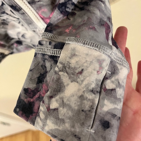 New without tags Lululemon zip jacket with zip pockets. Size 4 - Picture 8 of 9